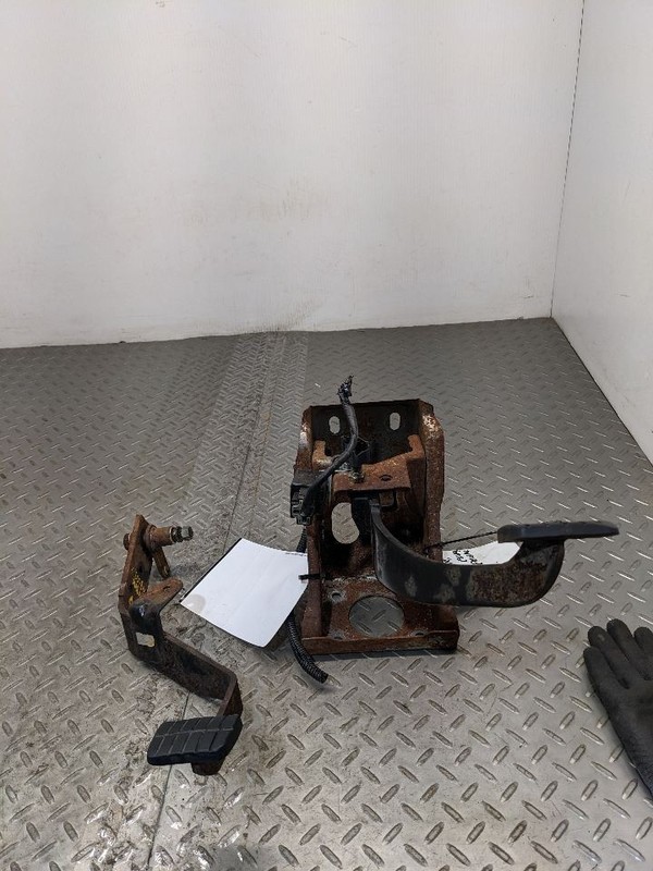 1987-1997 Nissan D21 Hardbody Pickup Clutch & Brake Pedal Assy OEM 1173884