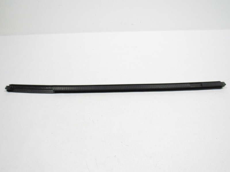 14-19 Maserati Quattroporte 2016 Rear Right Door Window Weatherstrip Seal ;:A
