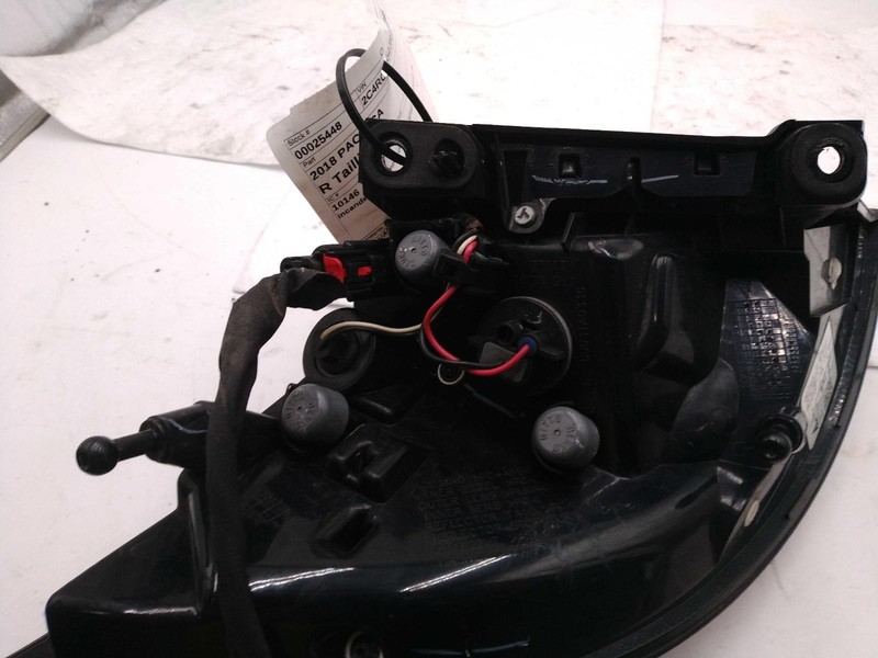 Used Right Tail Light Assembly fits: 2018 Chrysler Pacifica incandescent lamps q
