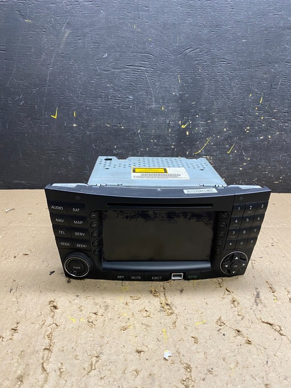 2003 2008 Mercedes E320 E350 Head Screen Display Radio CD Player Stereo U5562 DG