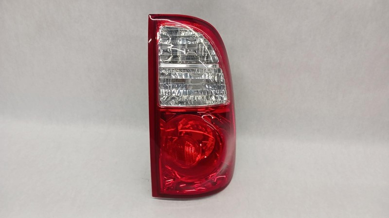 05-'06 TOYOTA TUNDRA Right passenger Taillight OEM Grade A!