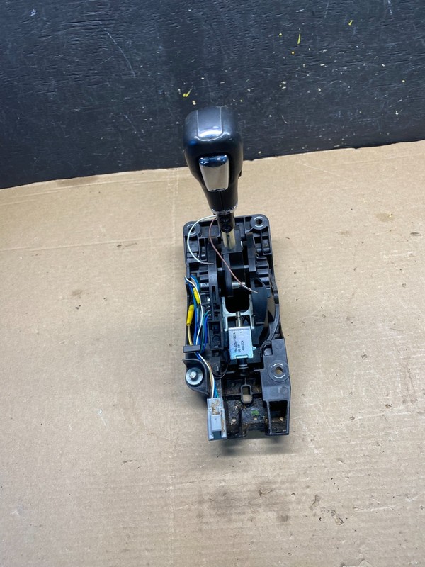 2013 to 2019 Lincoln MKTAutomatic Transmission Gear Shifter Selector R2534 DG