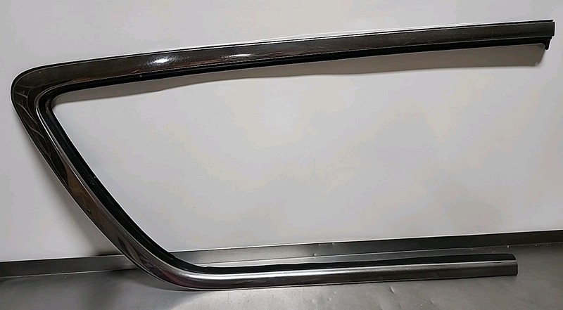 18 - 24 Chrysler Pacifica FWD AT 3.6L Rear Right Quarter Window Trim Molding RH