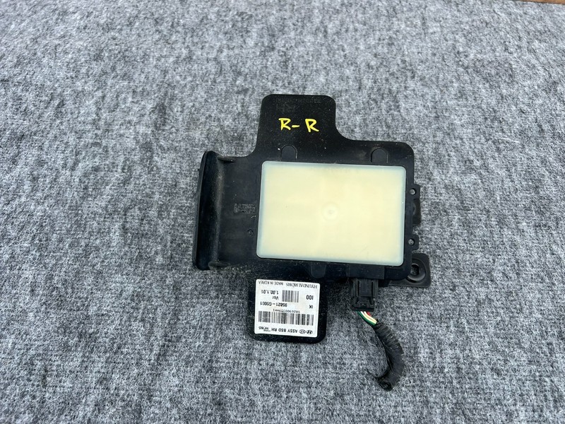 GENESIS G70 19-26 OEM REAR RIGHT PASSENGER BLIND SPOT SENSOR MODULE RADAR UNIT