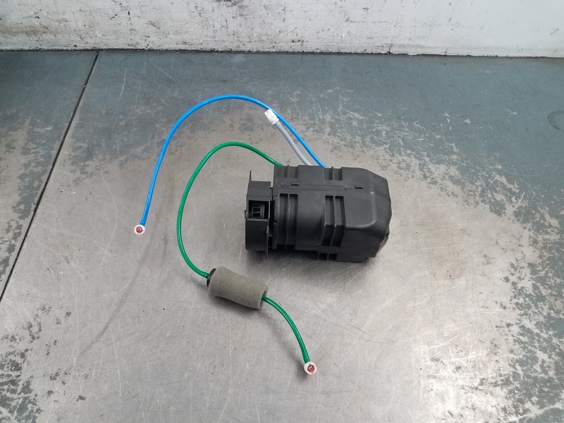 2014 Mercedes AMG E 63 S Door Lock Vacuum Pump #7111 VV4
