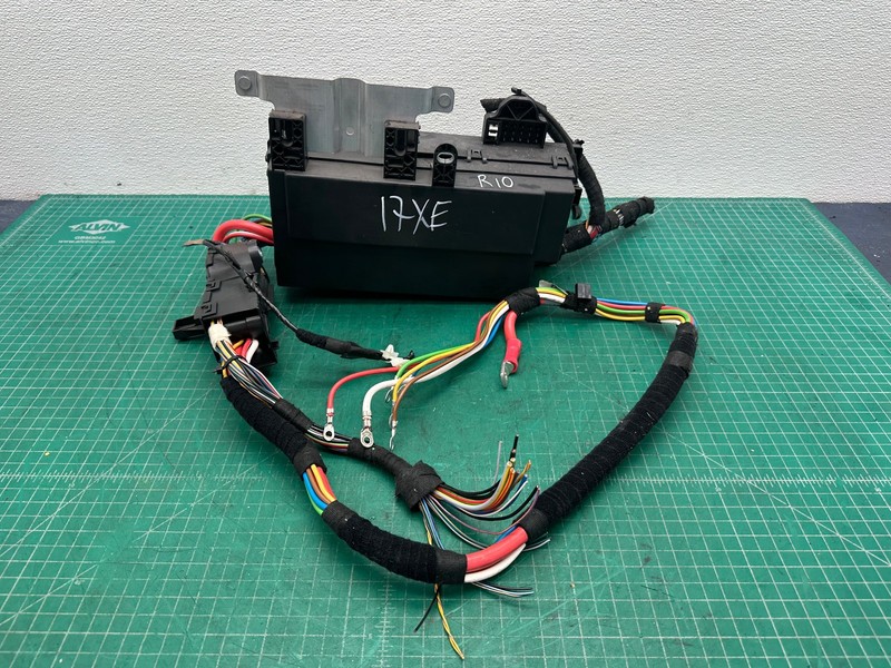 17-19 JAGUAR XE 2.0L REAR TRUNK FUSE BOX W/ WIRE OEM