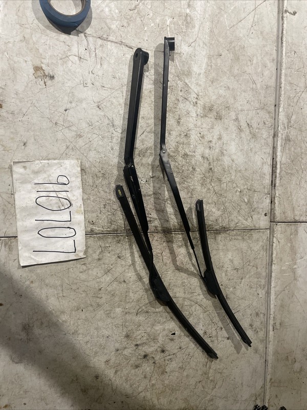 1997 - 2001 Lexus ES300 LEFT & RIGHT WINDSHIELD WIPER ARMS OEM