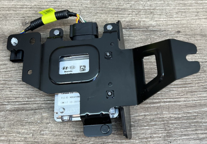 2019-2020 Kia Sorento. LH Driver Side Blind Spot Module OEM 95811-C6500
