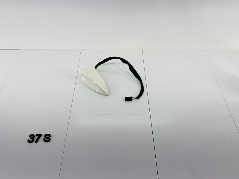 12-13 CADILLAC CTS REAR UPPER EXTERIOR ROOF SHARK FIN ANTENNA WHITE DIAMOND OEM