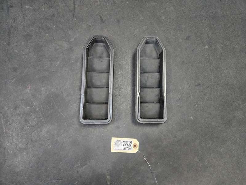 2PC Rear Quarter Pressure Vent Grilles Set 2018 Range Rover Velar 2019 - 2022