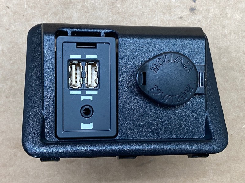 2015-2017 LEXUS GS200T GS350 CENTER CONSOLE USB PORT W/ AUX JACK OEM LOT776