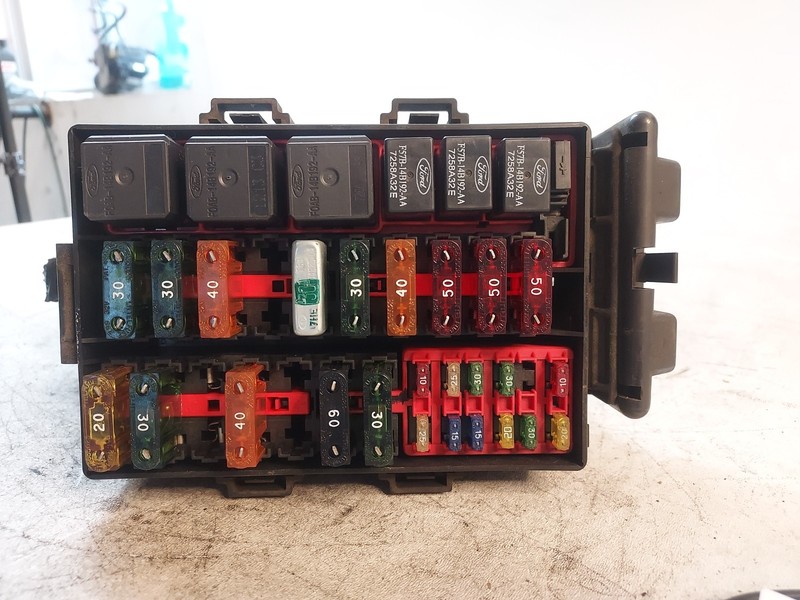 1997-1998 Ford Expedition 5.4L Exterior Fuse Box Block Relay F65B-14A068-A OEM