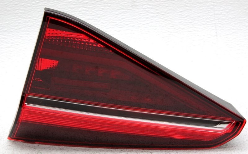 OEM Volkswagen Passat Right Passenger Side Lid Mounted LED Tail Lamp Lens Chip