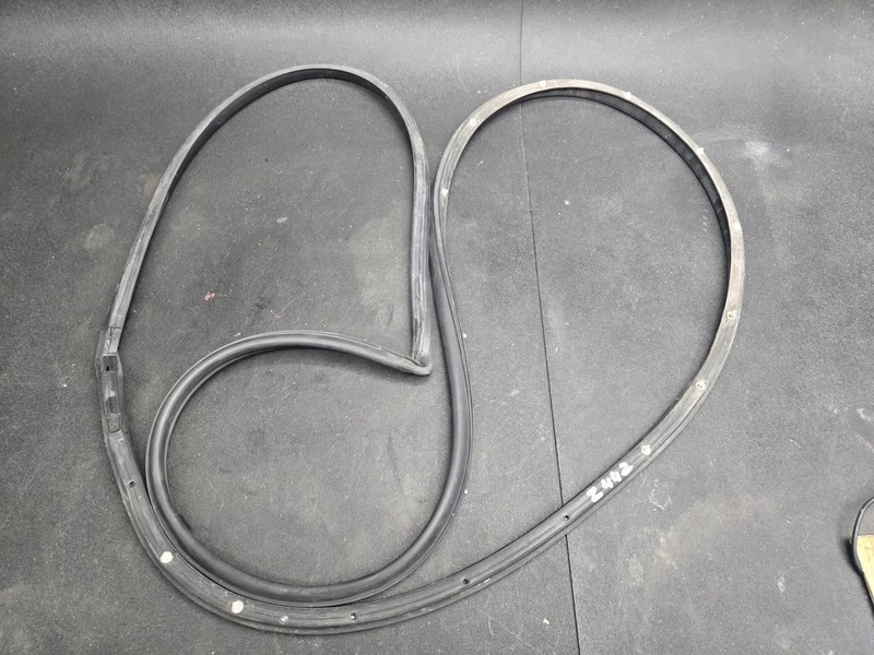 Front Left Door Weatherstrip 2016 Hyundai Santa Fe 82130-4Z000 2013 2014 - 2018