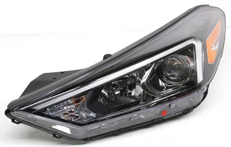 OEM Left Driver Side Halogen Headlamp For Hyundai Tucson 92101-D3650 Lens Chip