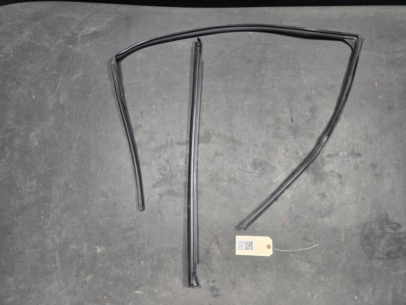 2PC Front Left Door Window Run + Belt Weatherstrips Set 2019 Honda CR-V 17 - 22