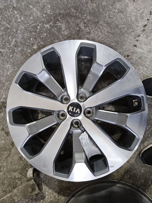 2020-2022 Kia TELLURIDE Wheel Rim 20x7-1/2 Alloy 10 Spoke Machined Face