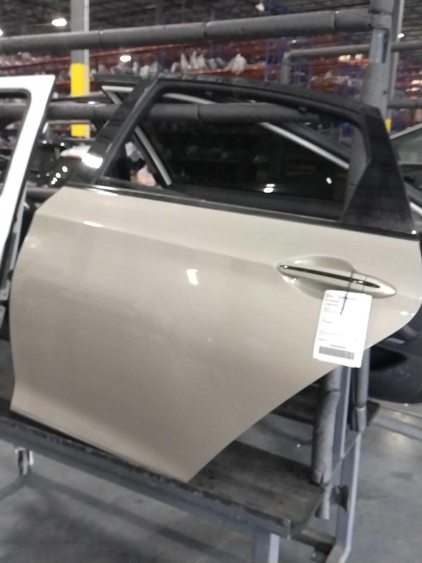 2015-2016 Hyundai Genesis Left Door Gold OEM Used 557370 72000 Miles