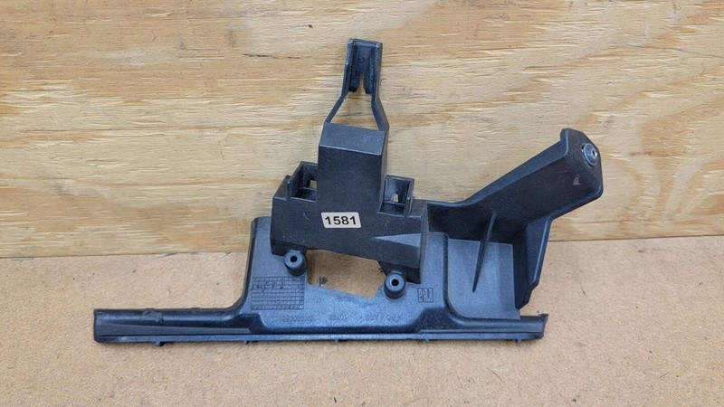 2008 - 2012 MASERATI GRANTURISMO FRONT RIGHT HEADLIGHT WASHER BRACKET 080056300