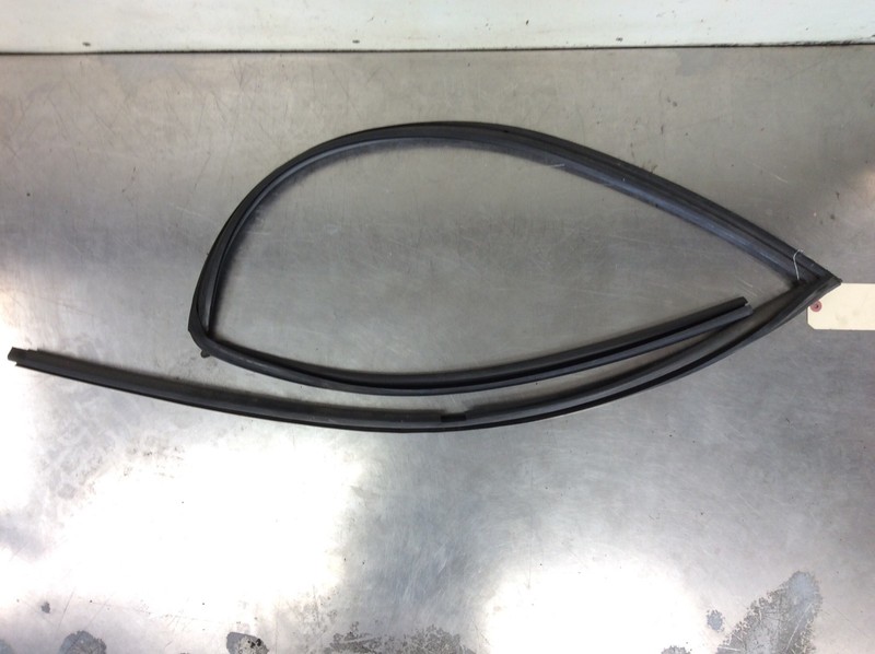96-00 Civic 4Dr Left Front Window Run Channel Molding Glass Guide Rubber Seal