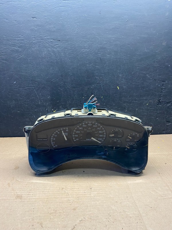 2002 GMC Yukon Speedometer Cluster Gauge Oem Q2234 DG