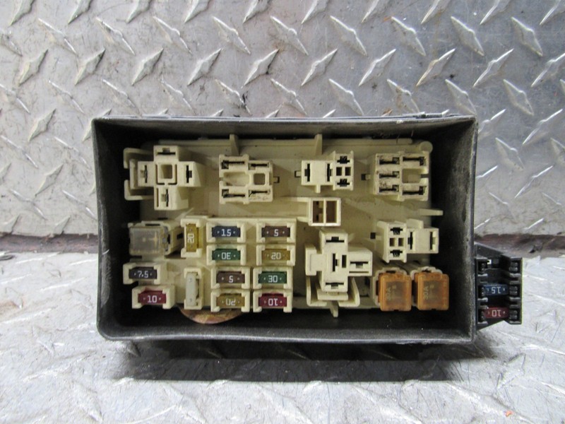 2001 TOYOTA CAMRY FUSE BOX ENGINE W/O DAYTIME RUNNING LAMP