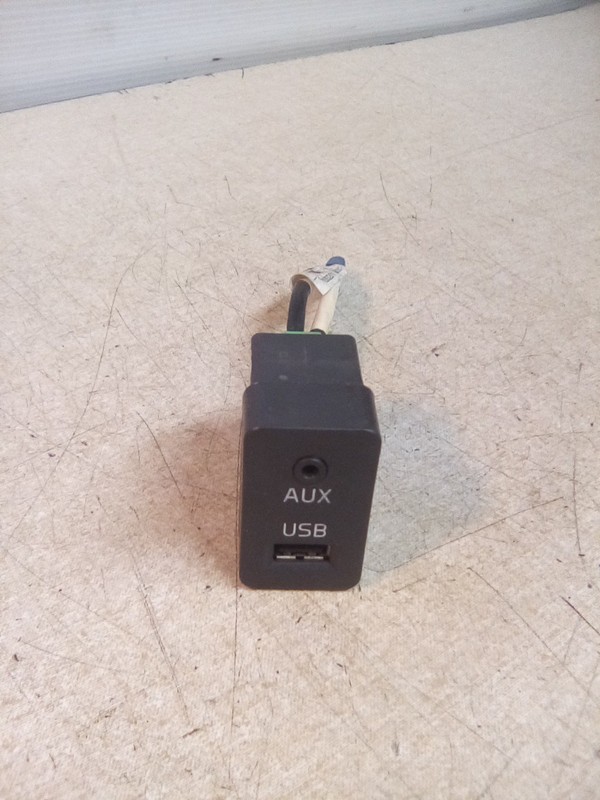 Volvo 21092209 AUX USB Port