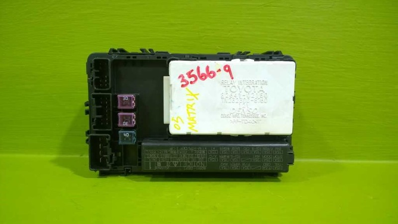 05 MATRIX AT FWD FUSE RELAY BOX OEM 3566-9