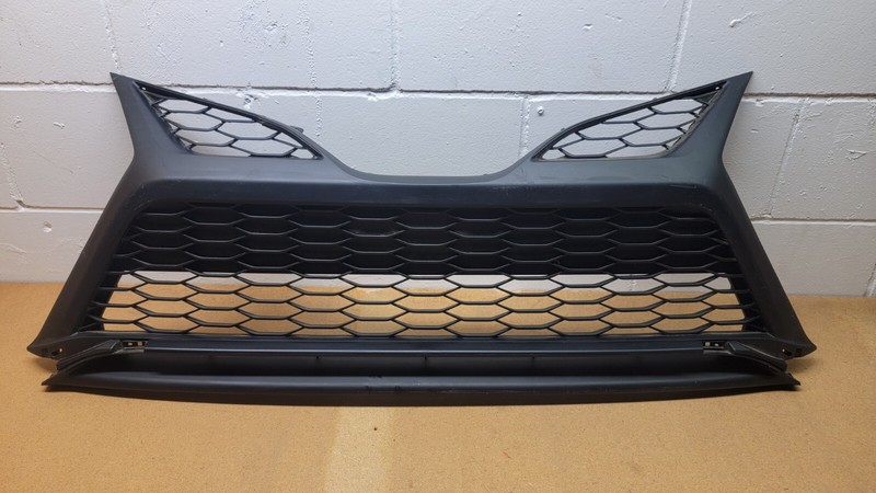 2020 2021 Toyota Camry Front Center Lower Bumper Grille OEM
