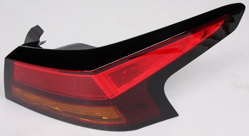 OEM Nissan Altima Right Passenger Side Halogen Tail Lamp Lens Crack