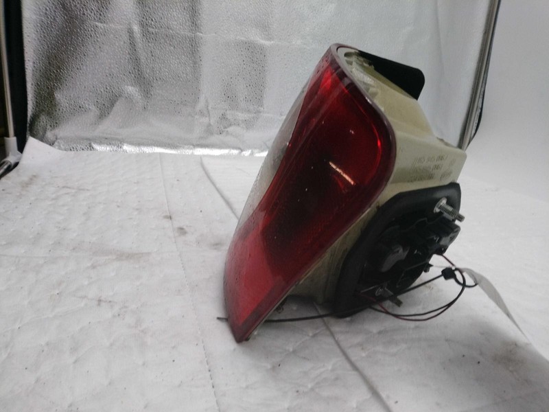 2005-2007 Volkswagen Jetta Right Tail Light Assembly Silver OEM Used 471730