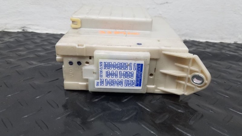 2006 Lexus GS300 Cabin Fuse Relay Junction Block OEM 8273030291