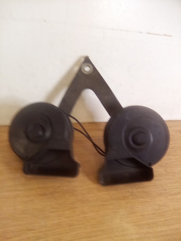 Lot Of 2 Fiamm AM80S-R Horn Alarm Signel Siren W/Bracket