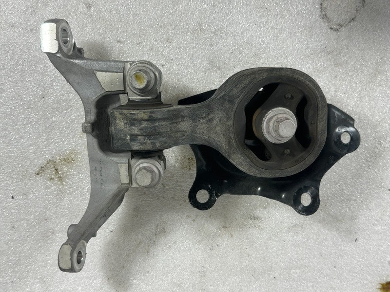 2018-2022 HONDA ACCORD 1.5L AUTO TRANSMISSION TORQUE ROD LOWER MOUNT BRACKET OEM