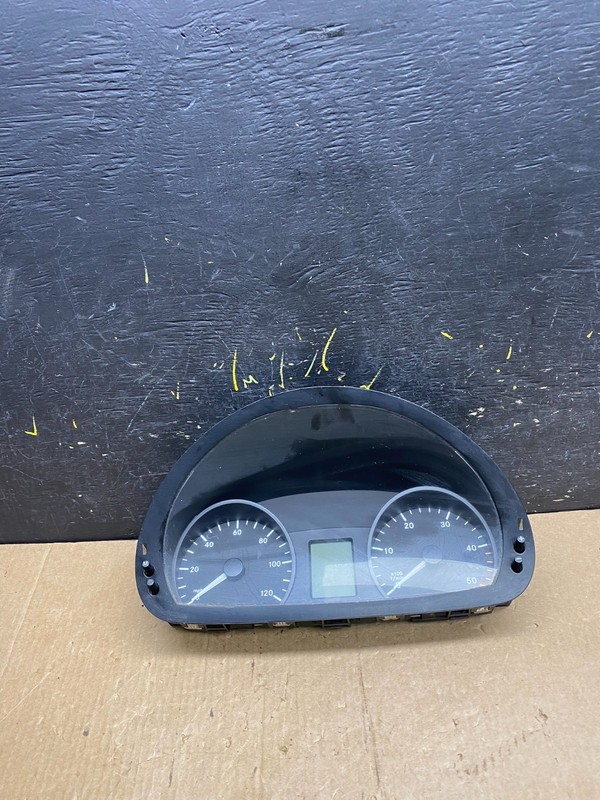 2007 to 2009 Mercedes Sprinter 2500 3500 Instrument Speedometer Cluster z4386 DG