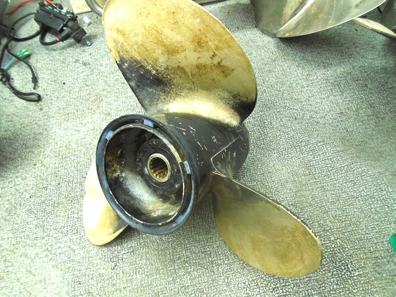 Used Aluminum PROPELLER 391200 JOHNSON/EVINRUDE OMC Right Hand 15 DIA X 17P