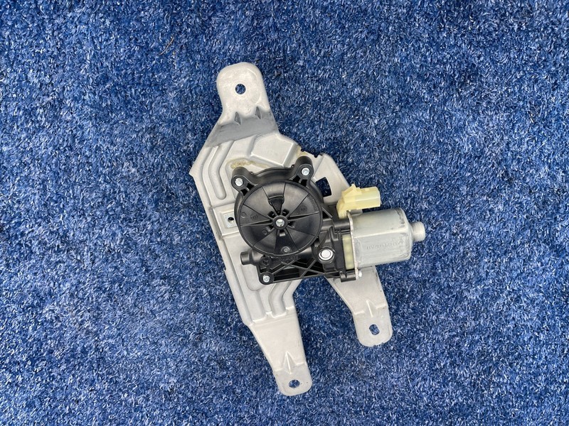 2014-2018 GMC Sierra 1500 SLT Rear Sliding Window Power Motor ActuatorOEM