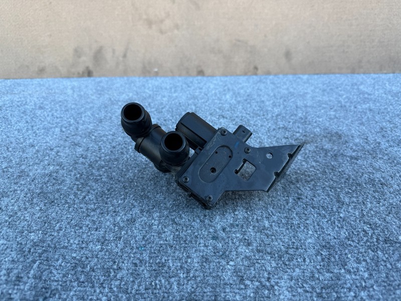 RIVIAN R1S R1T 2022-2026 OEM HVAC AC HEATER COOLING CONTROL VALVE W/ BRACKET