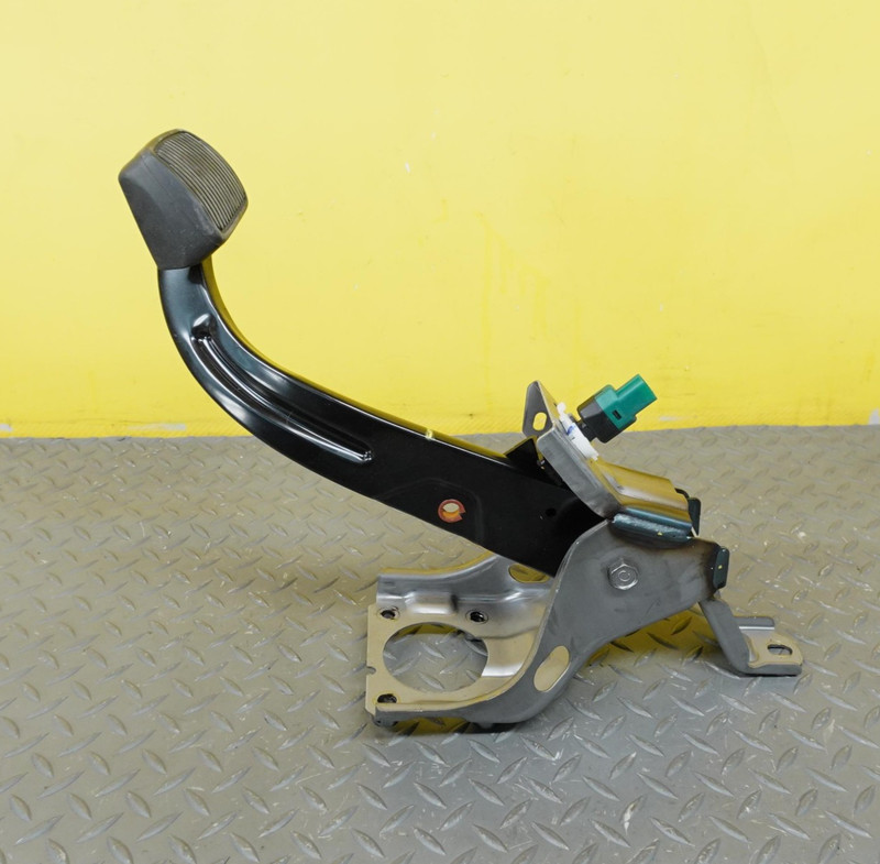 2022-2024 HYUNDAI TUCSON BRAKE FOOT STOP PEDAL W/ BRACKET OEM 32800N9200