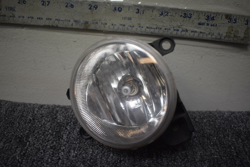 TOYOTA COROLLA RIGHT SIDE FOG LIGHT FACTORY OEM