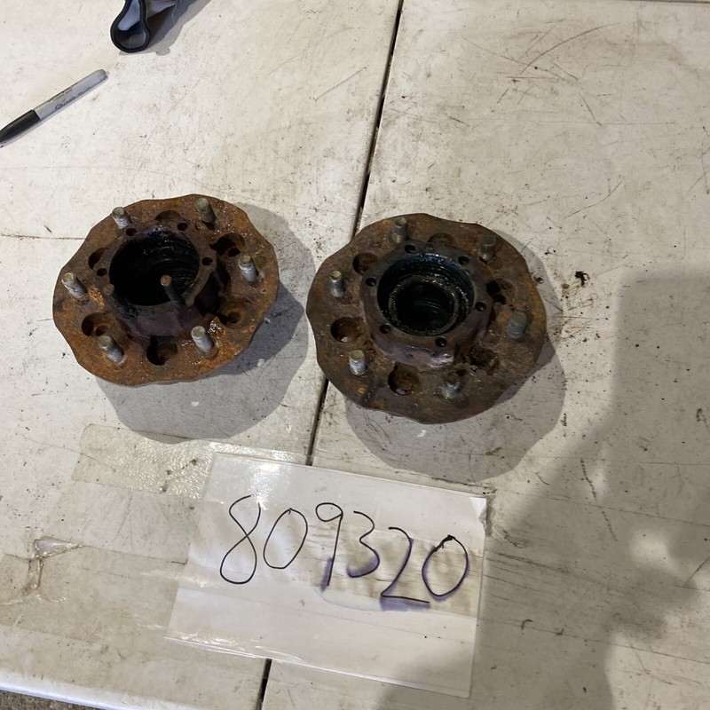 90-95 Nissan Pathfinder3.0 4x4 Front Hubs Set D21 Hard Body