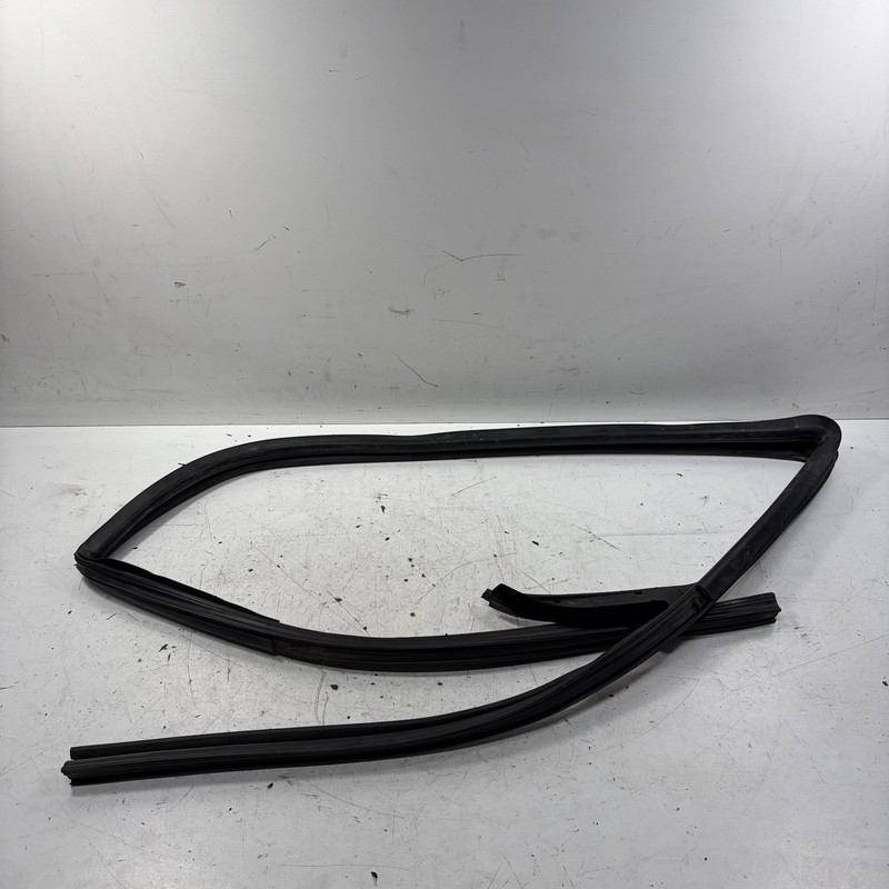 03-11 Honda Element Right Front Door Run Channel Window Seal 72235-SCV-A02 OEM