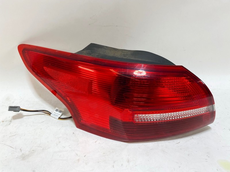 15-18 FORD FOCUS REAR LEFT LH DRIVER SIDE OUTER TAIL LIGHT LAMP ASSEMBLY OEM
