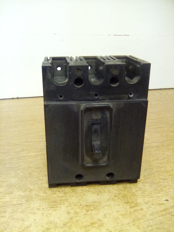 ITE ET-1570 10 Amp 3 Pole Circuit Breaker "BROKEN CORNER"