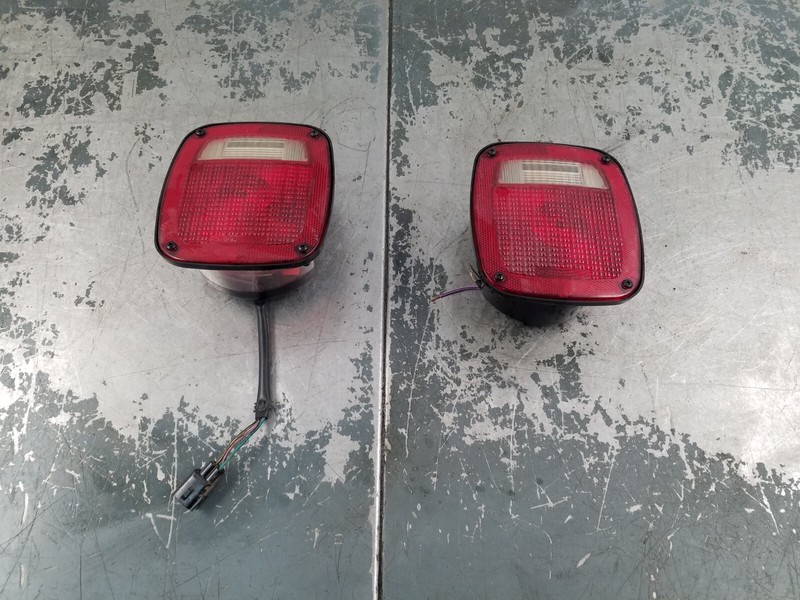 2005 Jeep Wrangler TJ Rubicon 4x4 Tail Light Set #8311 VV3