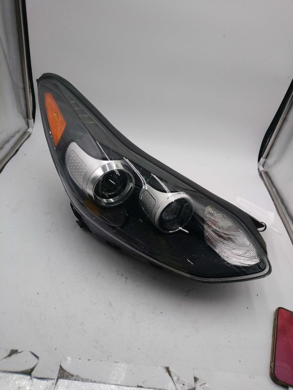 Used Right Headlight Assembly fits: 2020 Kia Sportage AWD halogen halogen daytim