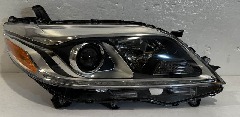 2015-20 TOYOTA SIENNA RH HEADLAMP ASSY OEM PART# 81110-08061