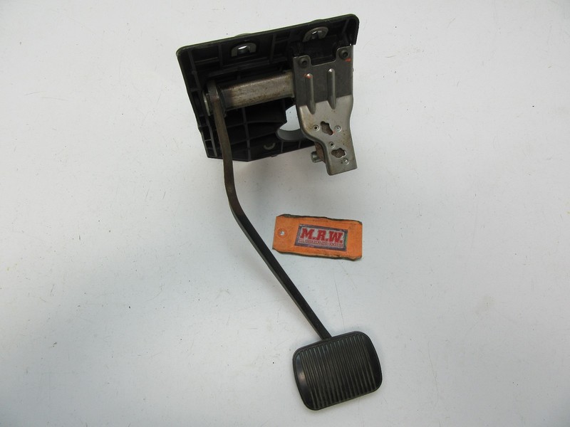 BRAKE PEDAL FLOOR PUSH RUBBER PAD STOP BRACKET MOUNT PANEL REAR TAILLIGHT LIGHT