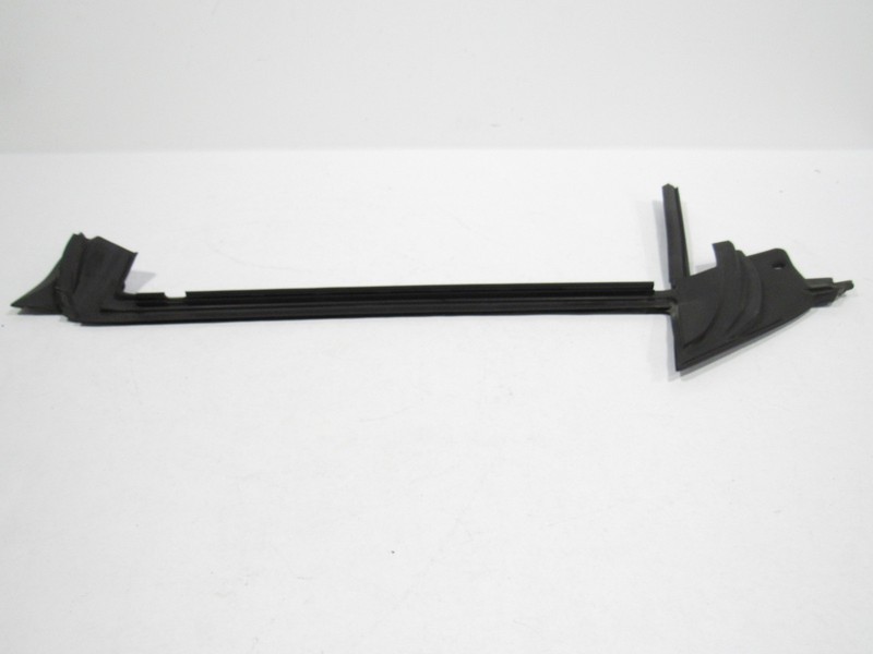 19-23 Mercedes CLS450 C257 2021 Front Right Door Window Weatherstrip Seal ; :A