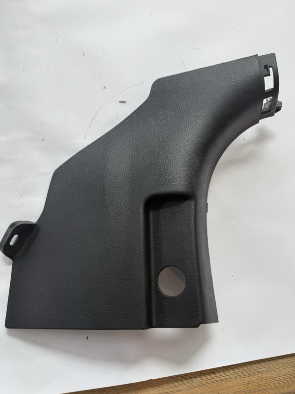 2011-2012 Kia Sorento Interior trim 858252p000 Kick Panel Bezel